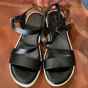 7 1/2 black Universal Thread Sandals